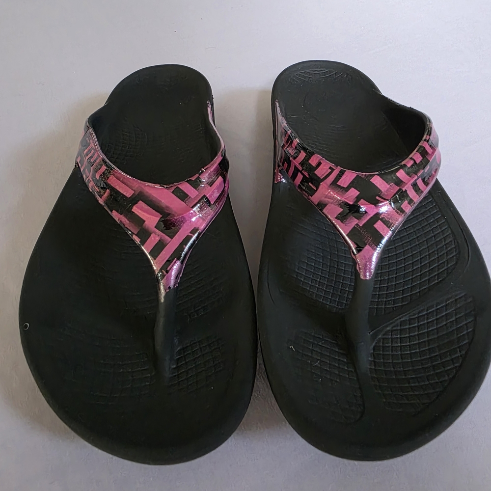 OOFOS Women's Black/Pink Flip Flop Sandals